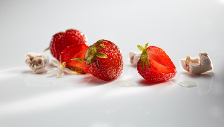 Fresas, helado de te negro y kéfir