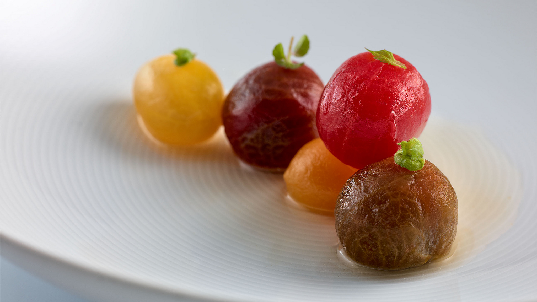 Tomates en salsa, hierbas aromáticas y fondo de alcaparras