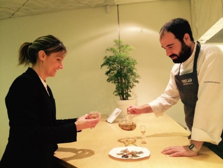 Nuestra maître, Stefania Giordano, y nuestro jefe de I+D, Txisku Nuévalos, probando tisanas