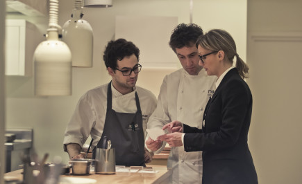 Stefania Giordano, jefa de sala, junto a Josean Alija y Giacomo Sbalzer