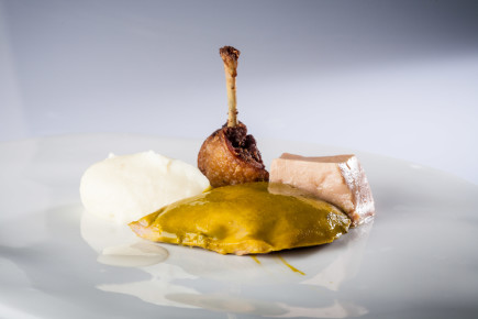 Codorniz con foie, puré de patata, almendra y jugo de trigo - Homenaje a Robuchon