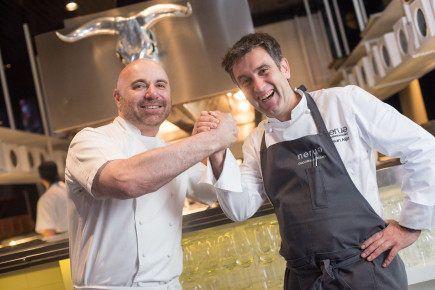 Nuestro chef, Josean Alija, cocinando con Germán Martitegui 