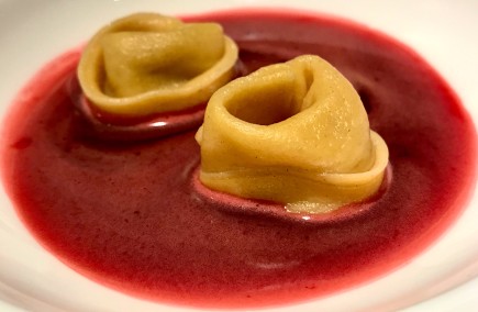 Ravioli de anguila, jugo de remolacha y manzana